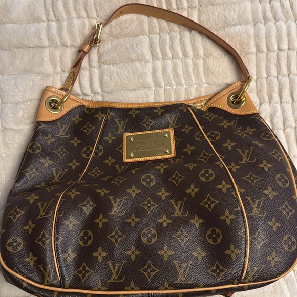 Louis Vuitton - Picture 5 of 10